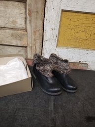 Used Womens 9.5 Ankle Boots With Fur C1