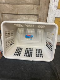 Rubbermaid Laundry Basket C4