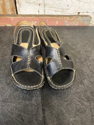 Black Strap Back Sandals Size Unknown F4