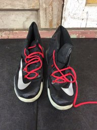 Black Nike Shoes Size 9 (Z6)