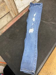 9R Hollister Ripped Jeans K2