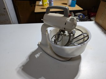 Vtg Mix Maid Mixer With Milk Glass Bowl