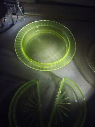 4 Uranium Glassware - 2 Half Bowl Glasses, 1 Bowl To Hold The Halves, 1 Glass Plate