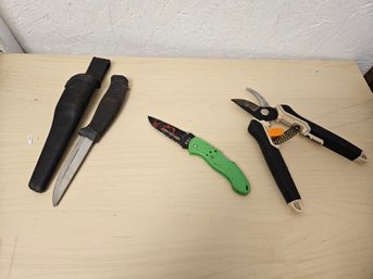 2 Knives And 1 Clippers