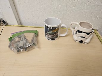 Star Wars 2 Cups And 1 Set Of Star Wars Toys