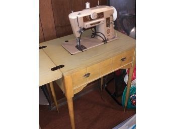 Working Singer Sewing Machine With Cabinet, Model 401A