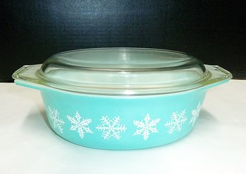 Vint. Pyrex Covered Casserole, SNOWFLAKE