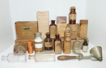 Vint. Druggist Items, Gilchrist Scoop