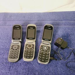 3 Samsung Flip Phones One Charger