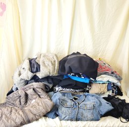 Over 60 Pieces Of Womans Clothing All Great Brands! Mostly Size 6 And Medium