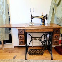 Antique Singer Sewing Machine In Amazing Working Condition