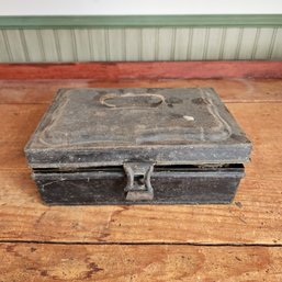 Vintage Tin Box With 6 Spice Containers(3 Have Spices In Them) - Dining Room