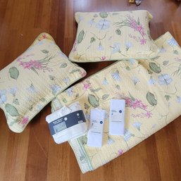 Queen Size Sheets, Pillowcases, Comforter And Throw Pillows (Great Room)