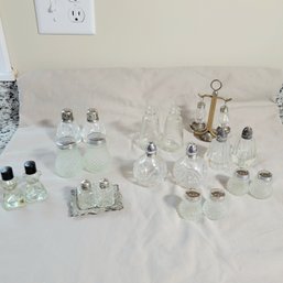 Lot Of Small Glass Salt And Pepper Shakers (BR)