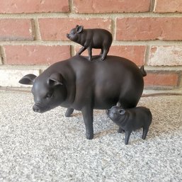 Momma Pig And Baby Plastic Pigs Figurine (LR)