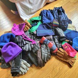 Lot Of Winter Hats And Gloves (1st FL BR)