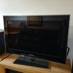 Samsung 32' Flat-screen TV With Remote (Bsmt)