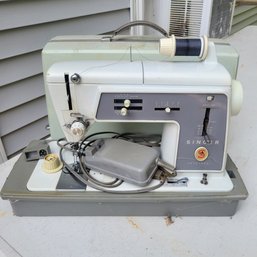 Vintage Singer Sewing Machine (barn)