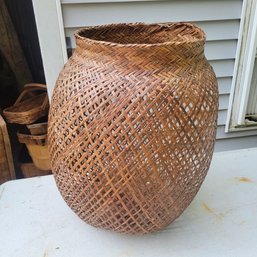 Large Wicker Basket (barn)