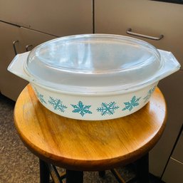 Vintage Pyrex White And Turquoise Snowflake Dish With Lid (Kitchen)