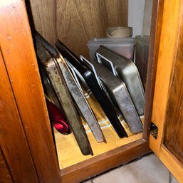 Cabinet Lot: Cookie Sheets And Pans (Kitchen - 41774)
