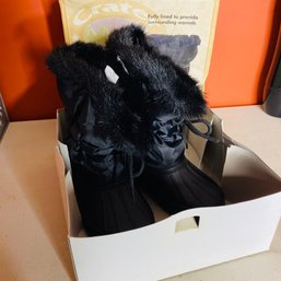 New In Box Child's Black Winter Boots Size 5 (dR 48114)