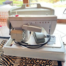 Vintage Singer Sewing Machine In Case (entry - 41521)