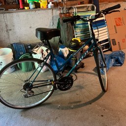 Vintage Fuji Crosstown Bike (storage)