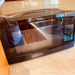 Small Black & Decker Counter Top Microwave - Very Clean! (kitchen)