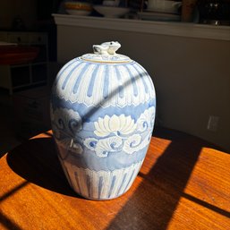 Blue And White Ceramic Decorative Urn With Frog Lid (DR)