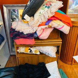 Miscellaneous Lot Of Pillows, Blankets, Curtain Panels - Some Halloween Themed (dining Room 48275)