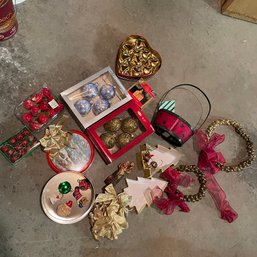 Christmas Decor Lot Including Apple Ornaments, Magnets, And More! (Zone 3)