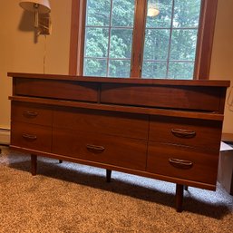 Wooden Dresser, Some Repairs Needed (UP)