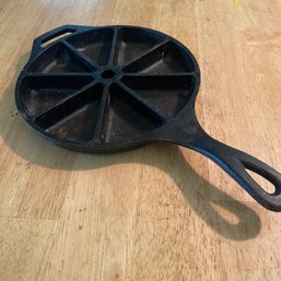 Lodge Cast Iron 8 Wedge Cornbread Skillet Pan (S23)