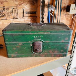 Vintage Green Metal Tool Or Tackle Box (Barn)