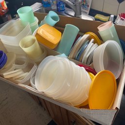 Box Of Misc. Plastic Containers & Lids - Some Tupperware (Kitchen)