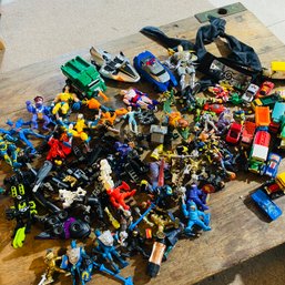 Big Mixed Lot Of Small Plastic Action Figures, Some Legos, Vehicles & More (garage)