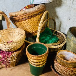 Mixed Lot Of Wicker Baskets Plus Plastic Easter Grass (BSMT)