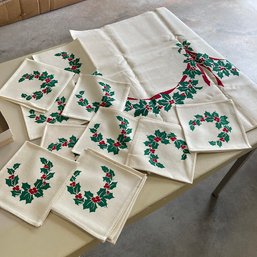 Vintage Holiday Holly Berries Napkins And Tablecloth