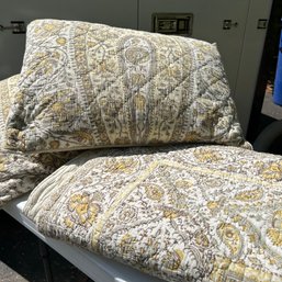 Pottery Barn Queen Size Lightweight Quilt And Shams
