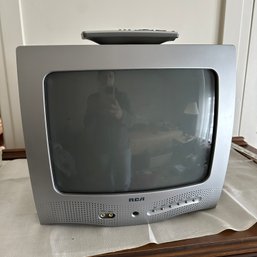 Vintage RCA TV With Remote (Up2)