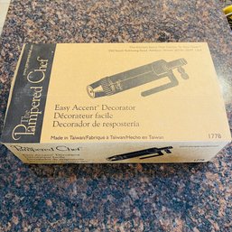 Pampered Chef Easy Accent Decorator - Like New! (Kitchen)