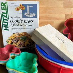 Mixed Lot Of Vintage Cookie Decorating. Vintage ATECO Icing Set, SHUTZLER Cookie Press, Silicone Bakers (LRoom