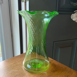 Vintage Uranium Glass Vase (kM9)