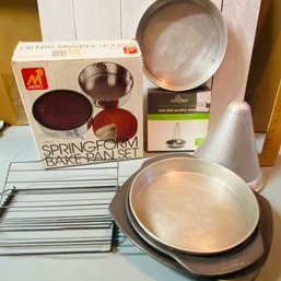 Lot Of Kitchen Bakeware Items Inc. Pampered Chef, Baquette Pan, Donut, Muffin & Baking Pans (basement)