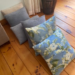 6 Soft Throw Pillows In Nice Condition (LR)