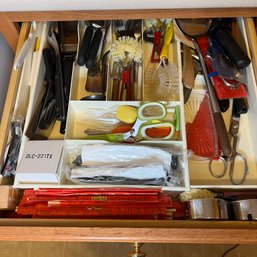 Drawer Lot: Assorted Kitchen Tools (kitchen)