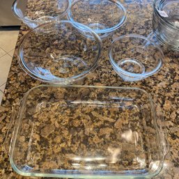 4 Pyrex Glass Mixing Bowls & 1 Pyrex Baking Dish (Kitchen)