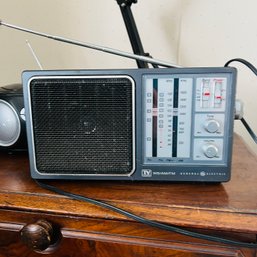 Vintage General Electric Radio (Living Room)