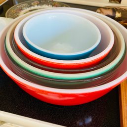 Nice Colorful And Clear Pyrex Mixing Bowls (Kitchen)